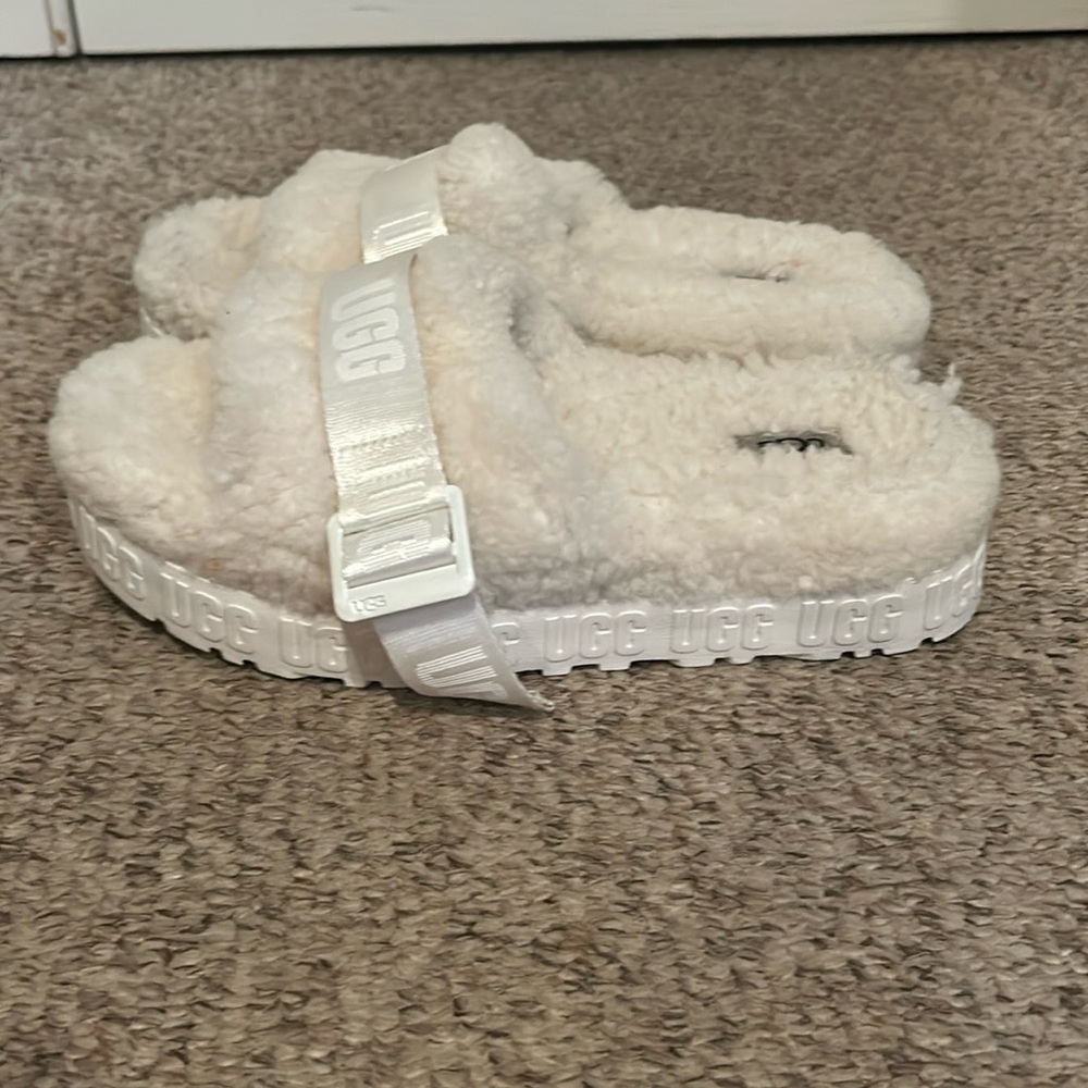 Ugg white Fluffita platform fuzzy spelled out Ugg slipper sz 8